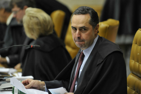 Barroso com capa de Mandrake