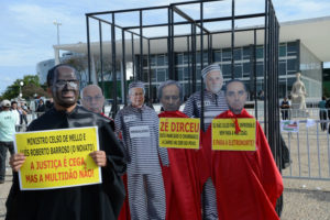 Manifestantes protestam contra embargos infringentes