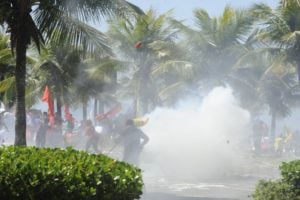 Manifestantes são feridos com balas de borracha em confronto contra leilão, no Rio