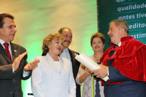 Ao lado de Dilma, Lula recebe título de doutor honoris causa