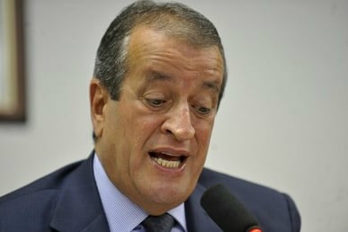 Quatro réus condenados no “mensalão” se entregam em Brasília