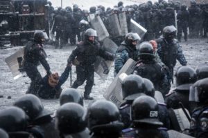 Protestos violentos na Ucrânia causam primeiras mortes