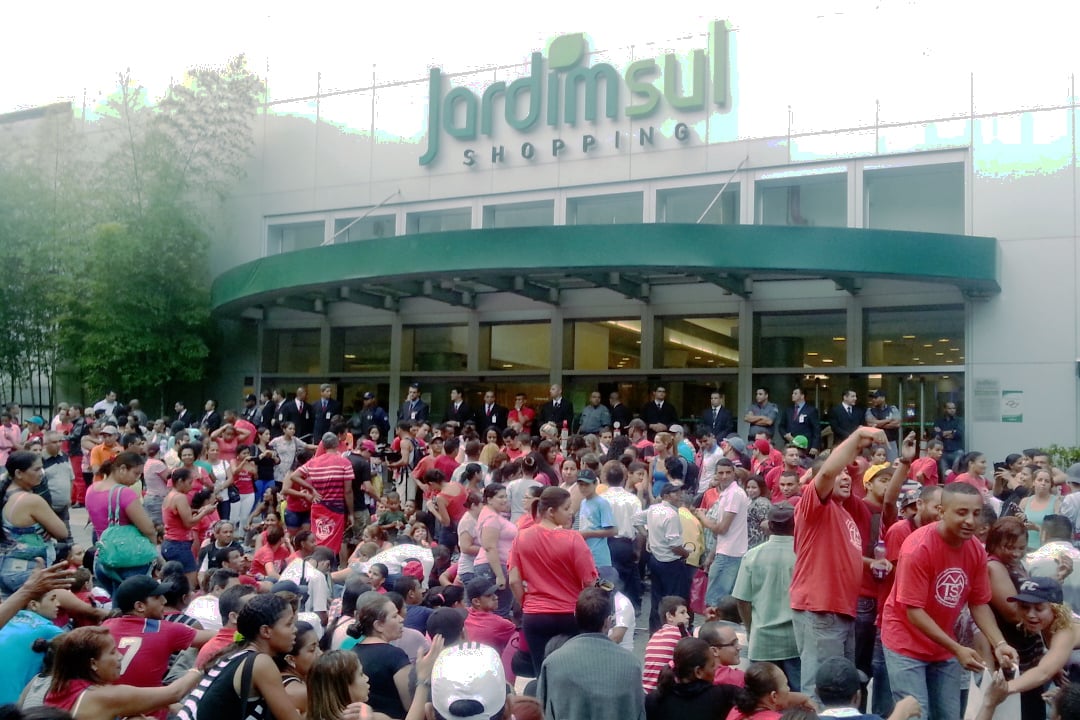 “Rolezinho” dos sem teto passa por 2 shoppings em SP