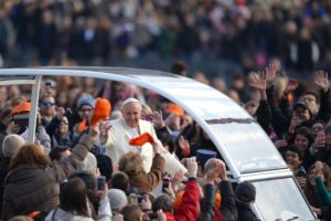 Papa tira brasileiro e mais três de comissão que fiscaliza banco do Vaticano