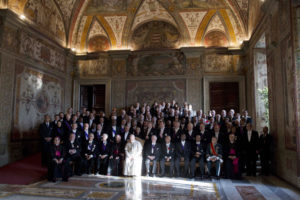 Vaticano lamenta casos de abusos sexuais contra menores envolvendo o clero