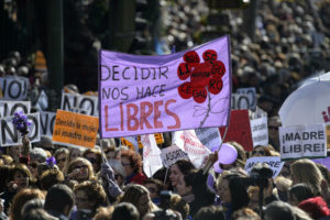 Aborto: milhares protestam em Madri contra redução ao direito