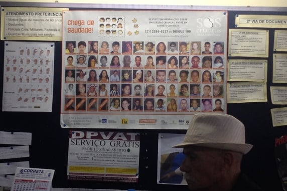 Na Delegacia de Campo Grande um mural mostra o rosto dos desaparecidos  