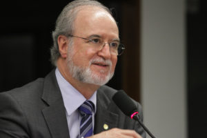 Azeredo renuncia em busca da prescrição