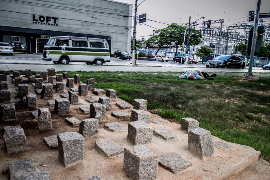 Prefeitura coloca estruturas “antimendigos” em viaduto