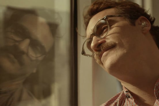 Frágeis e melindrados: o retrato da fofura 2.0 do filme “Ela”