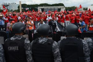 Manifestantes do MST entram em confronto com PM na Praça dos Três Poderes