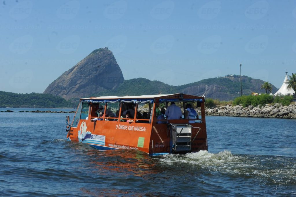 Ônibus anfíbio de turismo começa a operar no Rio
