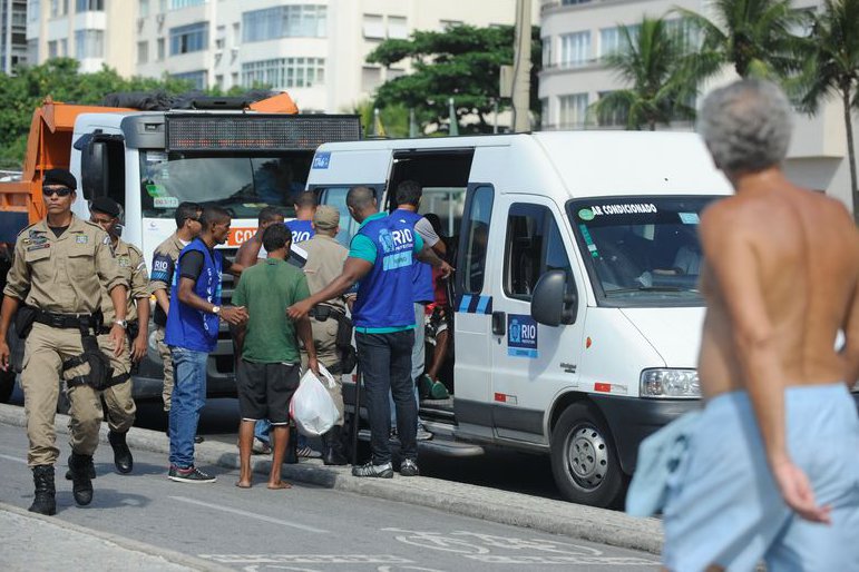 Prefeitura do Rio retira moradores de rua para coibir delitos