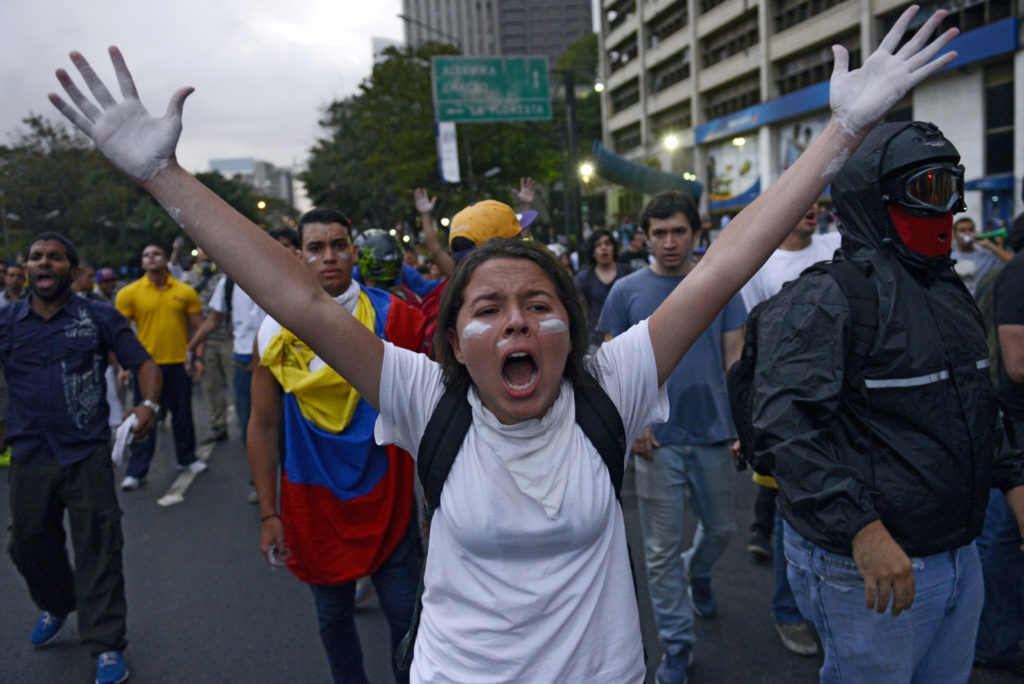 Escalada da violência reforça polarização política na Venezuela