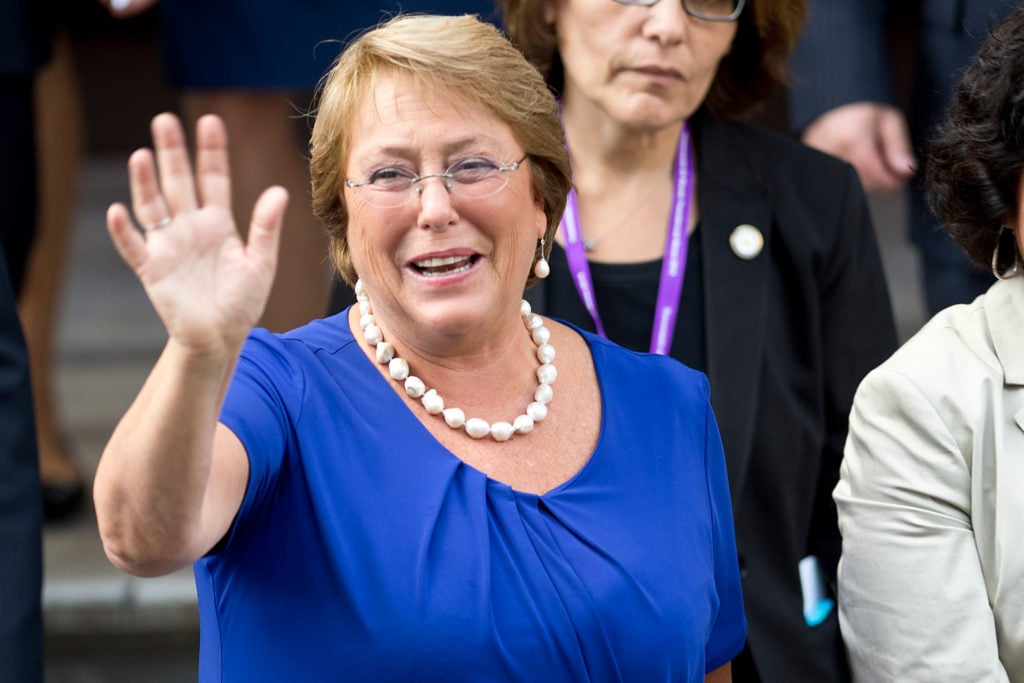 Bachelet volta ao poder com “50 compromissos” e desafios