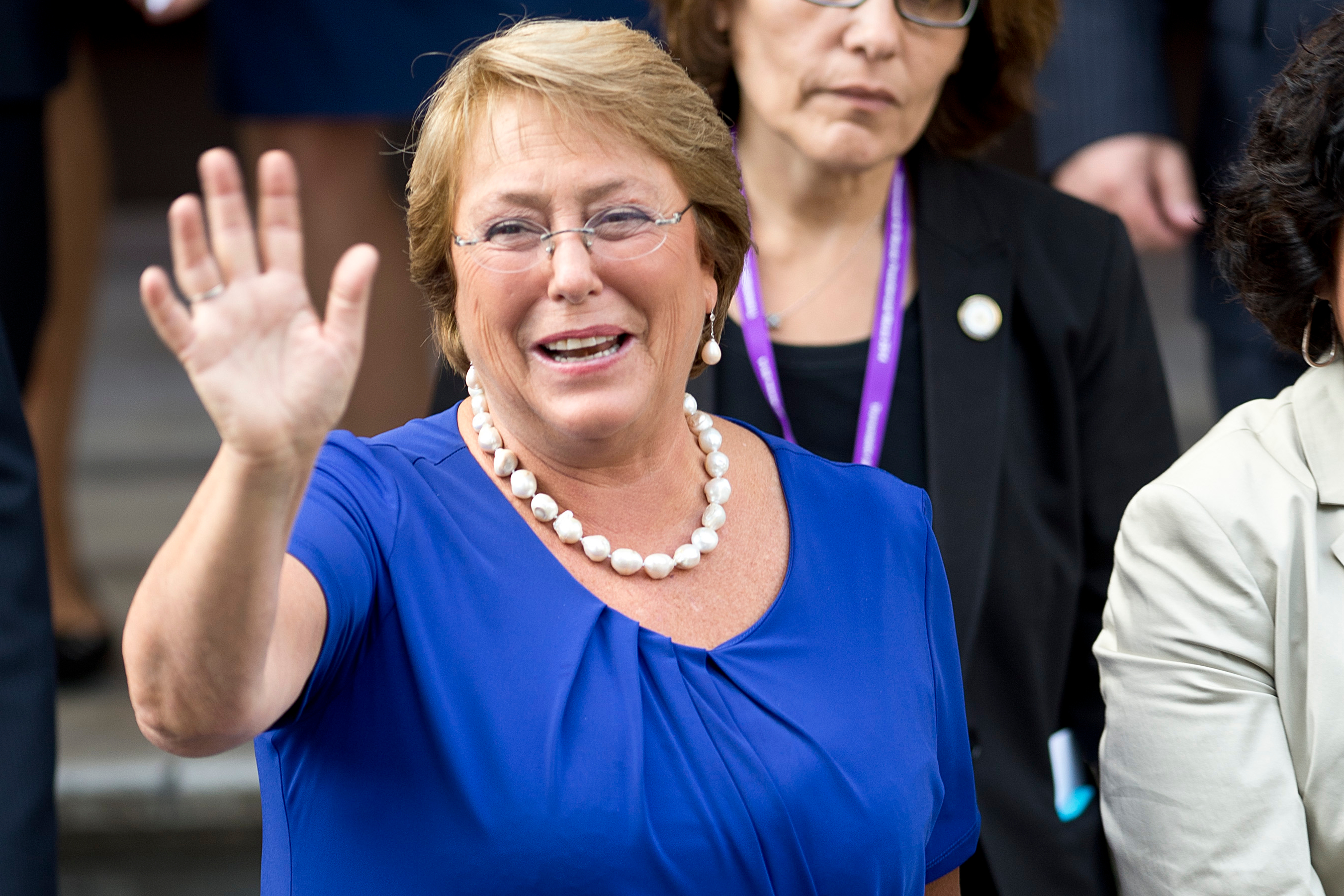 Bachelet volta ao poder com “50 compromissos” e desafios