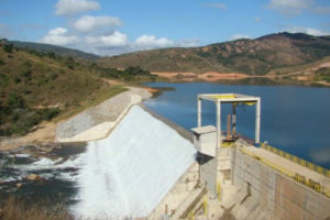 O Brasil tem meia Itaipu à espera de aprovação. Por quê?