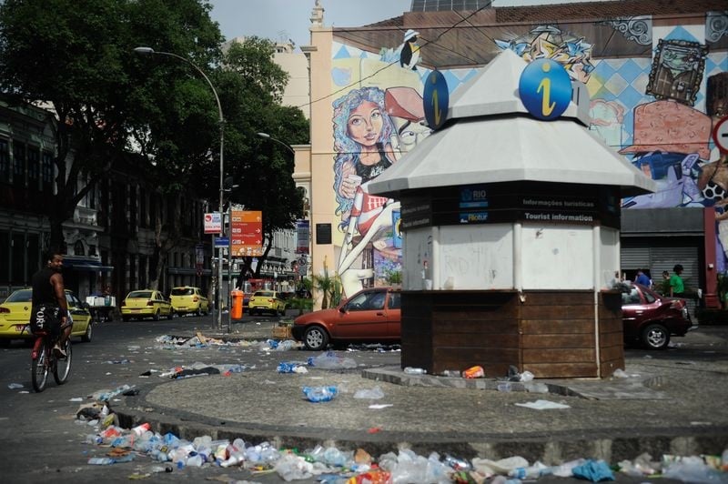 Lixo acumulado no Rio devido à greve de garis 