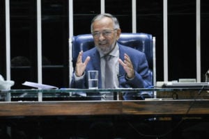 Senadores pedem revisão da Lei da Anistia em sessão para lembrar o golpe de 1964