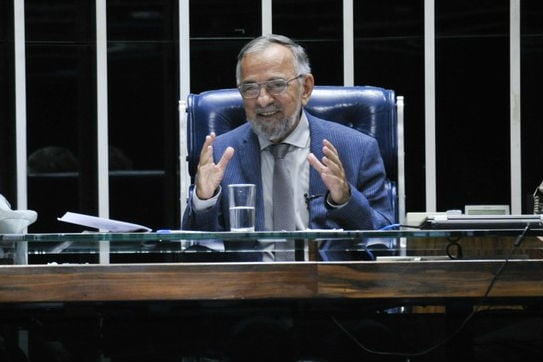 Senadores pedem revisão da Lei da Anistia em sessão para lembrar o golpe de 1964