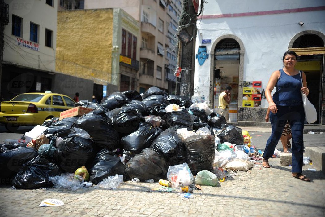 Comlurb anuncia demissão de 300 garis em greve