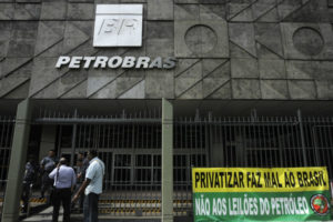 Entre um tiro no pé e o dedo na ferida