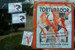 Manifestantes “escracham” casa do Coronel Ustra