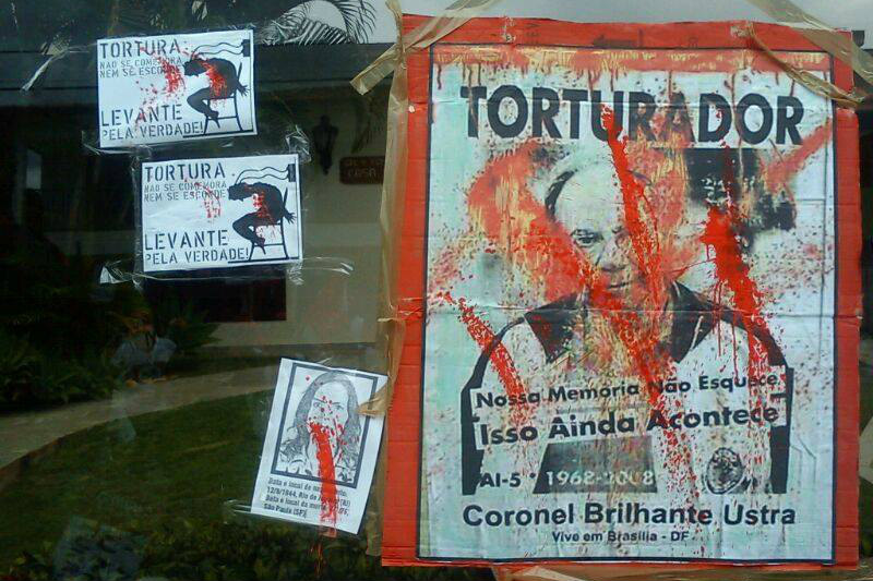 Manifestantes “escracham” casa do Coronel Ustra