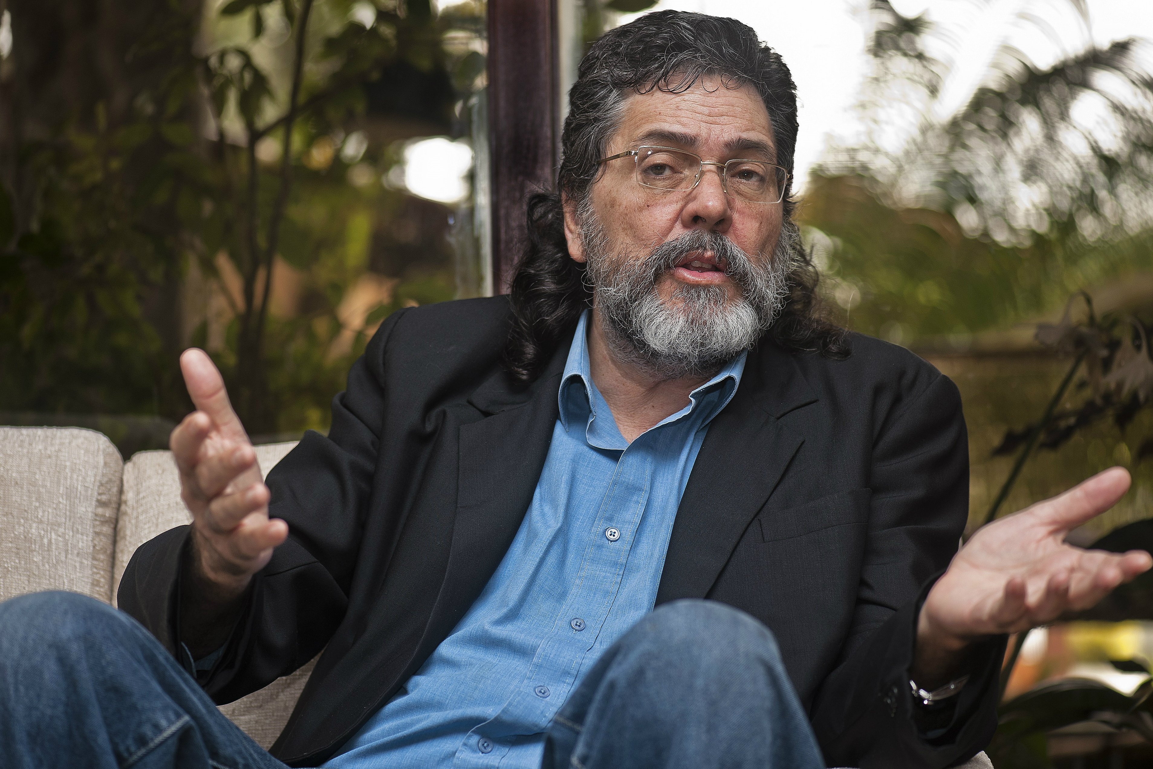 “Futilidades da web desmobilizam a juventude”, diz autor