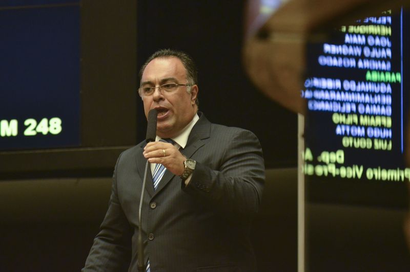 Lula diz que PT “paga o pato” por denúncias contra deputado André Vargas