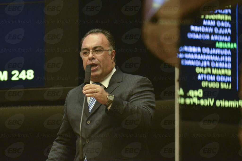 Após afastamento da Câmara, André Vargas culpa “massacre midiático”