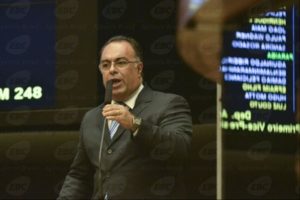 Deputado André Vargas adia decisão sobre renúncia