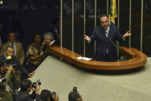 Petistas fazem coro para que deputado André Vargas renuncie ao mandato