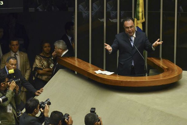 Petistas fazem coro para que deputado André Vargas renuncie ao mandato