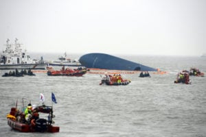 Número confirmado de mortes em naufrágio na Coreia do Sul passa de 150