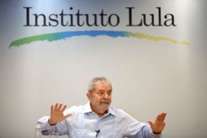 Lula pede para PT “ir para cima” e compara CPI da Petrobras ao 