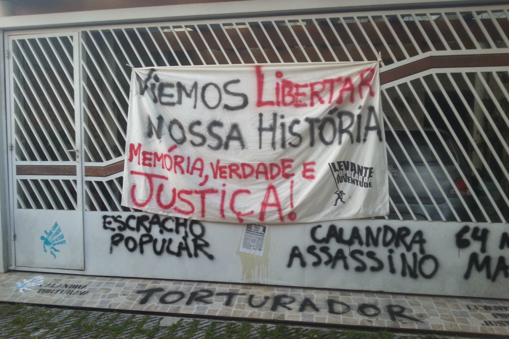 Manifestantes vão à casa de torturador em São Paulo