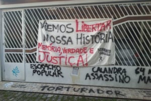 Manifestantes vão à casa de torturador em São Paulo