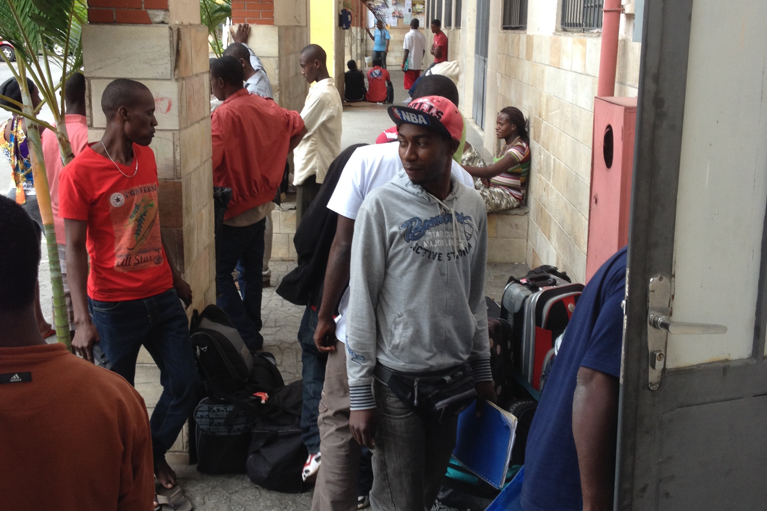 Sem avisar a prefeitura de São Paulo e o governo federal, governo do Acre enviou haitianos para a cidade. Abandonados, eles dependem de ajuda para se alimentar 