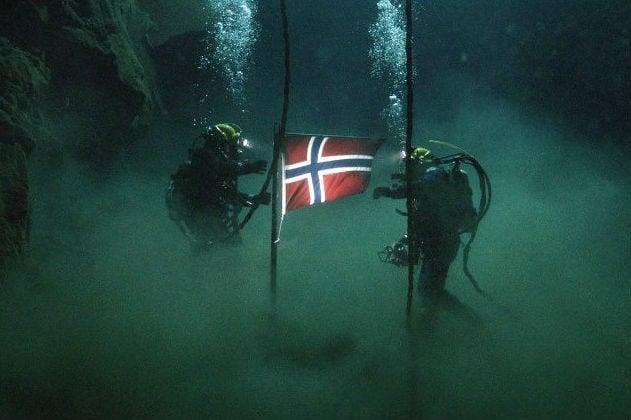 Novo filme de George Clooney conta a história sombria de perigos subaquáticos