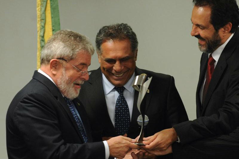 Em 2010, o ex-presidente Lula recebeu o troféu Abraço da Indústria por conta da sua política industrial 