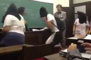 Estudantes invadem sala de aula na USP após professor defender golpe de 1964
