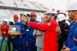 Dilma inaugura Itaquerão em dia de protestos