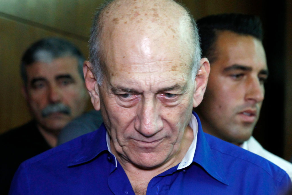 Ex-premiê Ehud Olmert é condenado por corrupção
