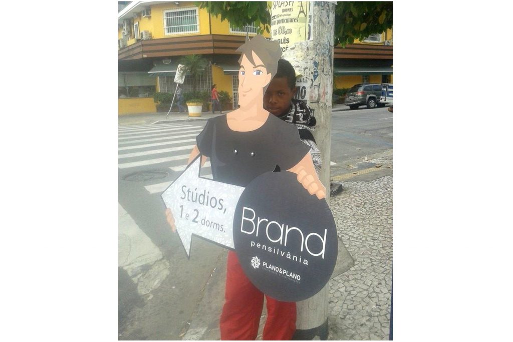 Foto escancara situação degradante de homens-placa