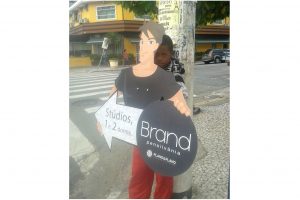 Foto escancara situação degradante de homens-placa