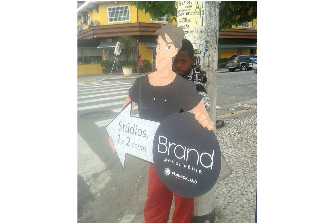 Foto escancara situação degradante de homens-placa