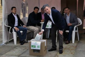 Colômbia terá 2º turno entre Santos e Zuluaga