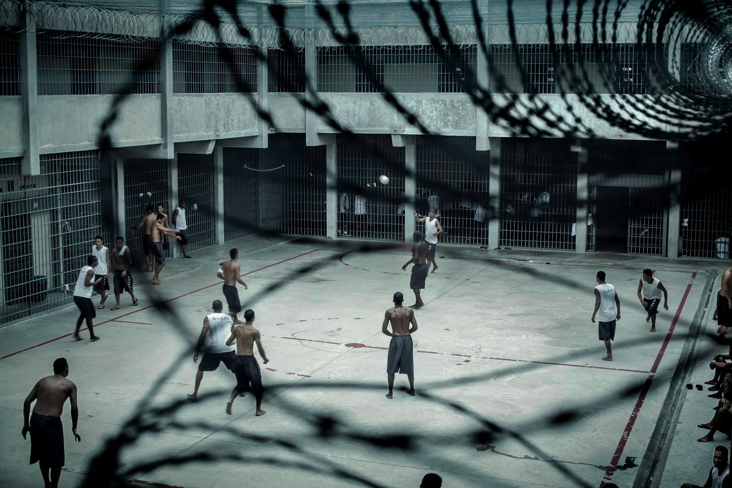 Pátio da penitenciária de Ribeirão de Neves, em Minas Gerais 