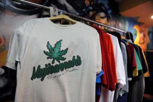 Presidente uruguaio firma decreto de legalização da maconha